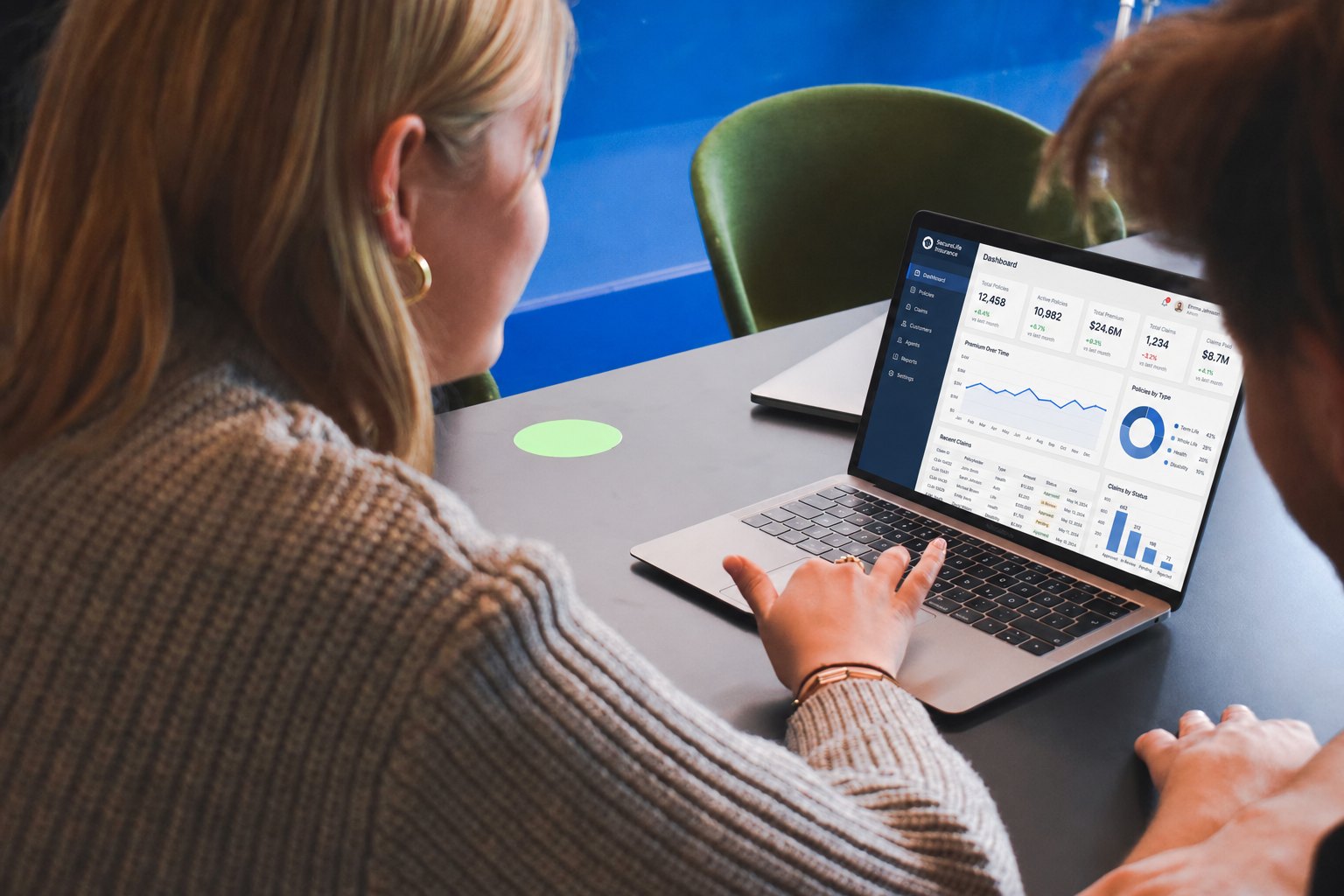 Beratungsgespräch mit Versicherungsanalyse am Notebook